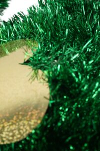 St. Patrick’s Day Tinsel Decorations-GREEN Shamrock Wreath-Green Foil Tinsel Shamrock插图3