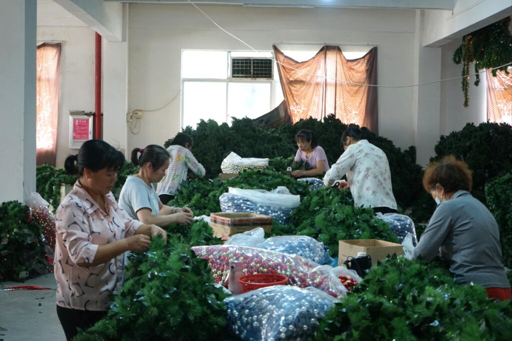 Why Choose a Chinese Factory as Your Holiday Decorations Supplier?缩略图